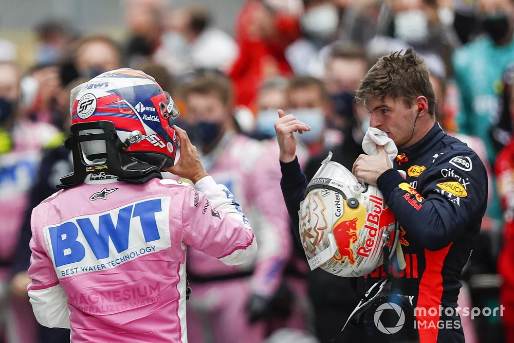 Max Verstappen, Red Bull Racing, y el segundo lugar Sergio P&eacute;rez, Racing Point, en Parc Ferme Parc Ferme