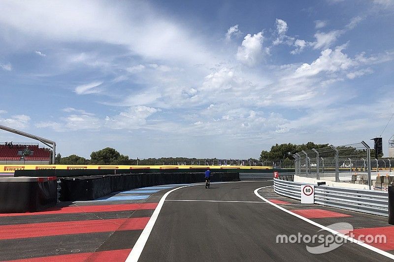 Vue détaillée de la voie des stands sur le Circuit Paul Ricard