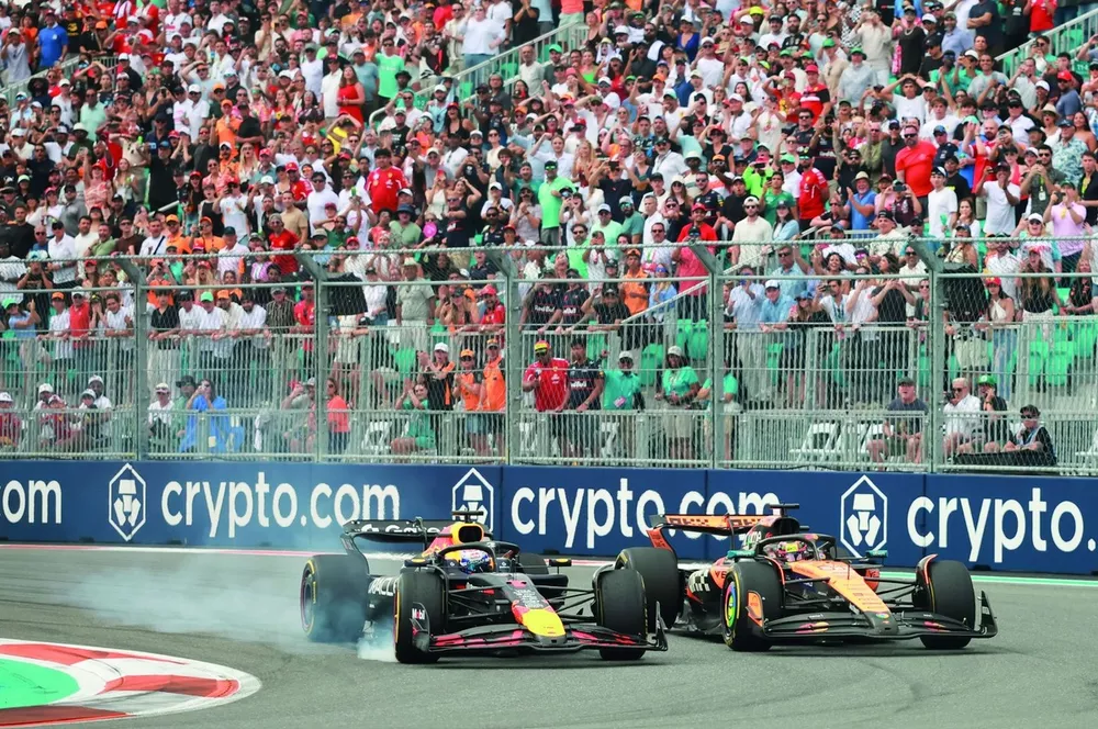 Max Verstappen, Red Bull Racing RB21, Oscar Piastri, McLaren MCL39