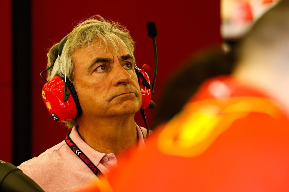 Carlos Sainz Sr, en el garaje de Ferrari