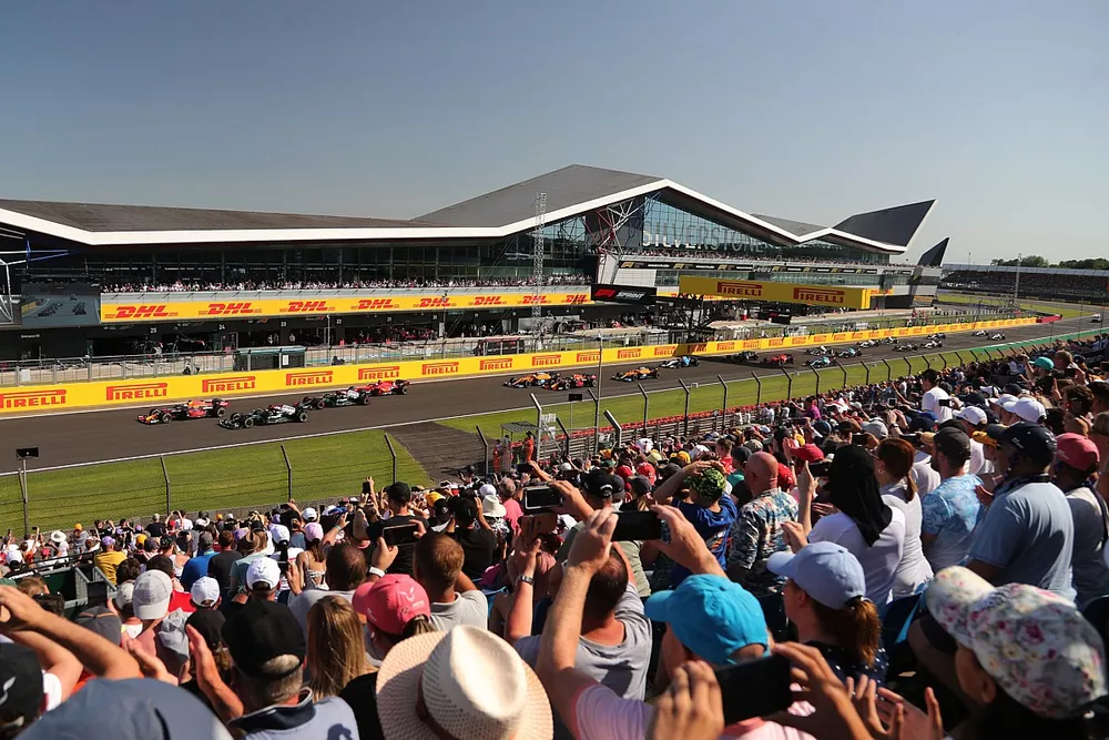 Max Verstappen, Red Bull Racing RB16B, Lewis Hamilton, Mercedes W12, Valtteri Bottas, Mercedes W12, Charles Leclerc, Ferrari SF21, and the rest of the field at the start