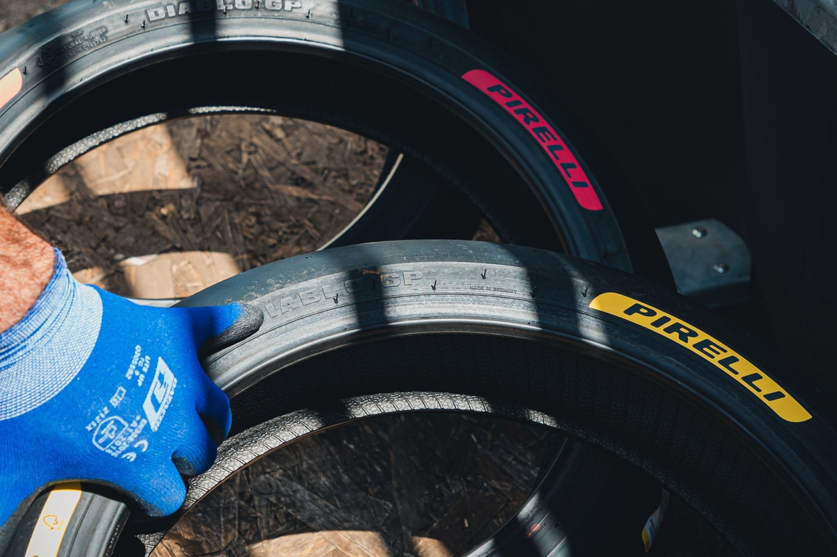 Pirelli delivers 2027 MotoGP tyres with F1-style colour markings