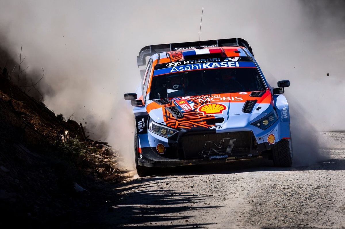 WRC Cerdeña: Fourmaux encabeza un doblete de Hyundai tras una mañana de pinchazos