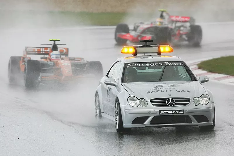 Markus Winkelhock, Spyker F8 VII aan de leiding achter de Safety Car.