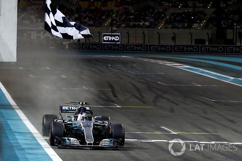 bandera a cuadros para Valtteri Bottas, Mercedes F1 W08