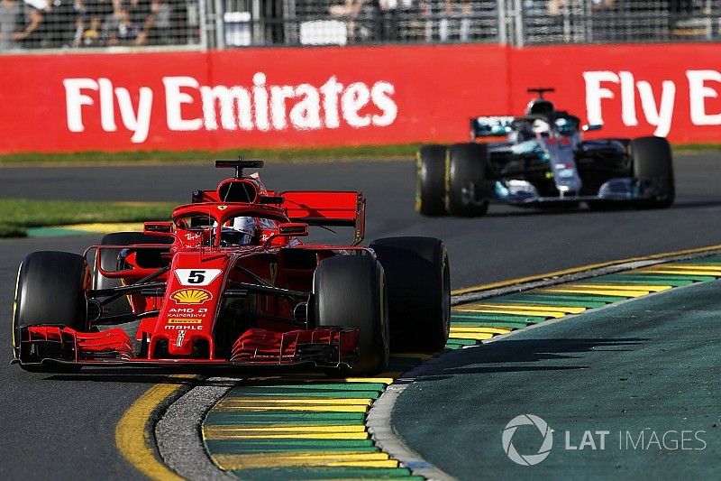 Sebastian Vettel, Ferrari SF71H lidera a Lewis Hamilton, Mercedes-AMG F1 W09