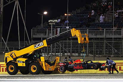 Verstappen crasht tijdens kwalificatie GP van Bahrein