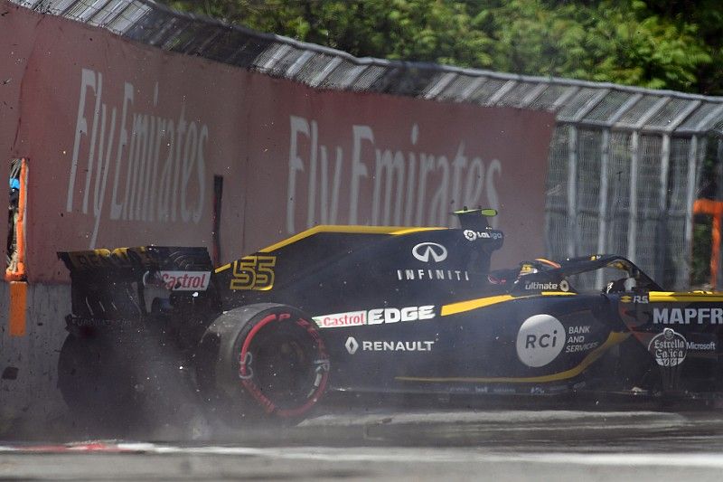 Carlos Sainz Jr., Renault Sport F1 Team R.S. 18 golpea el muro en la PL2