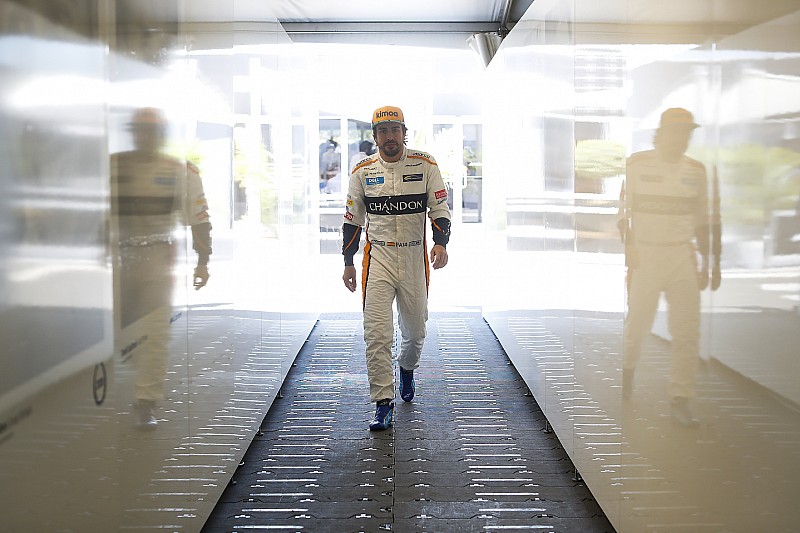 Alonso: csalódás az időmérő, a futamon támadni kell!