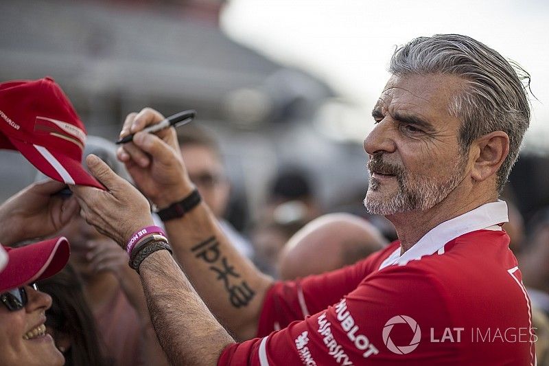 Maurizio Arrivabene, Ferrari Director firma autógrafos para los fans