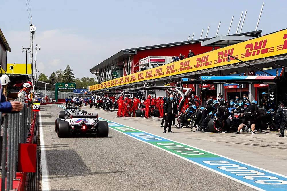 Mick Schumacher, Haas VF-21 ai box