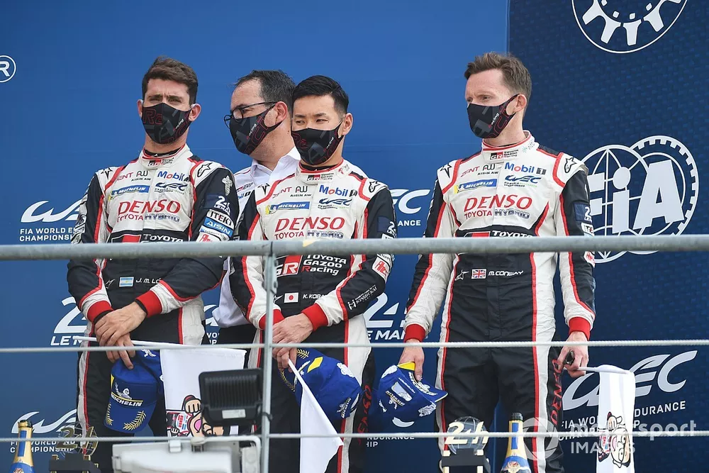 Podio: tercer lugar #7 Toyota Gazoo Racing Toyota TS050: Mike Conway, Kamui Kobayashi, Jos&eacute; Mar&iacute;a L&oacute;pez, y el jefe del equipo Rob Leupen