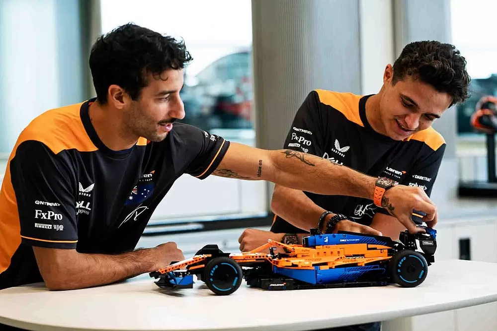 Daniel Ricciardo y Lando Norris con el McLaren F1 de LEGO® Technic™