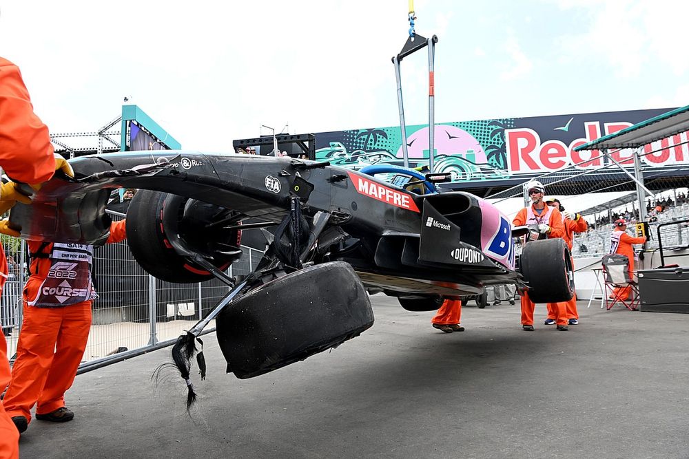 Los oficiales de pista mueven el coche de Esteban Ocon, Alpine A522, tras su accidente