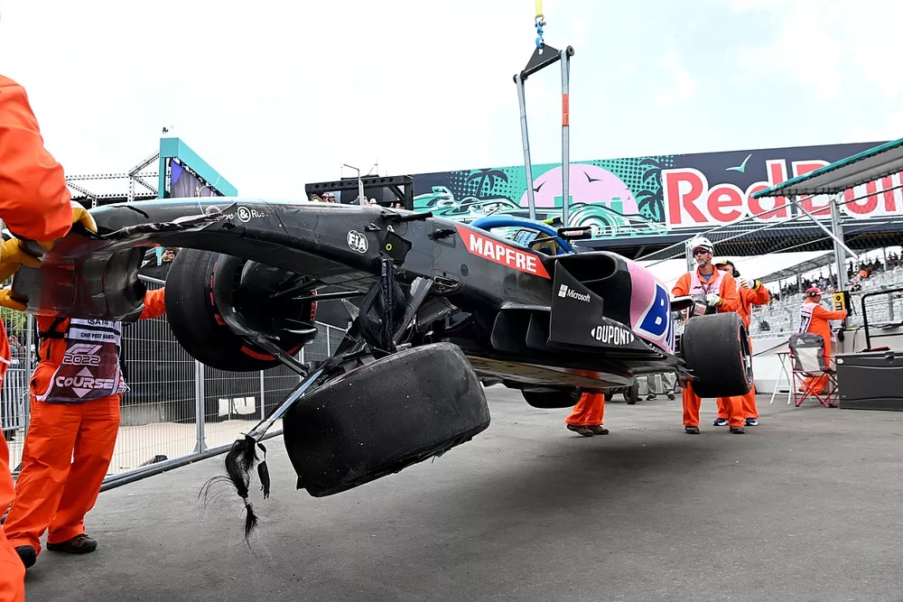 Los oficiales de pista mueven el coche de Esteban Ocon, Alpine A522, tras su accidente
