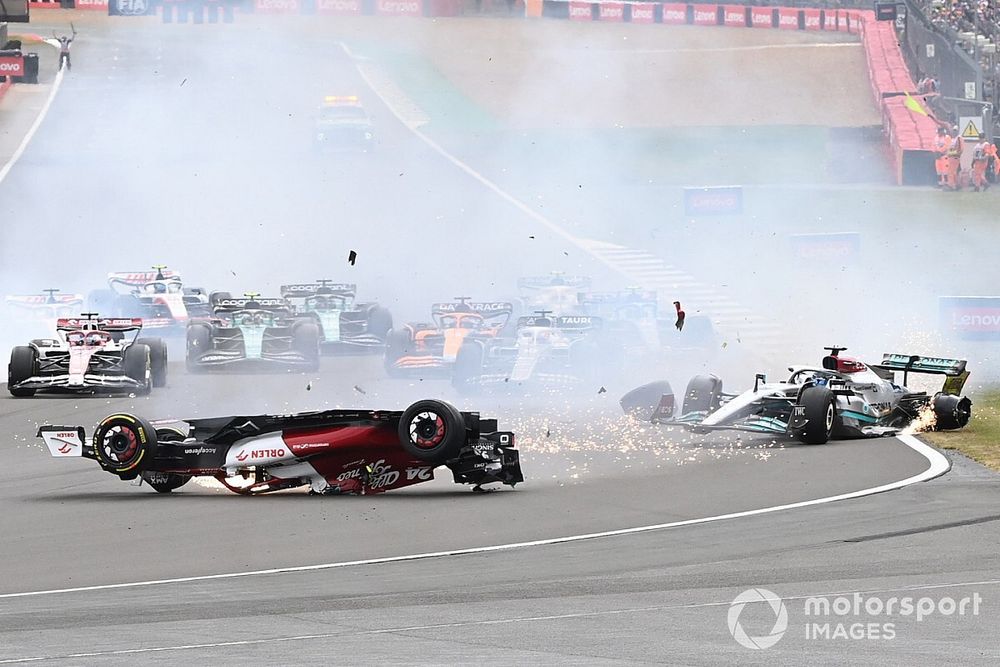 El accidente de Zhou Guanyu, Alfa Romeo C42, George Russell, Mercedes W13 en el inicio de la carrera