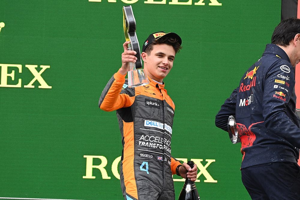 Lando Norris, McLaren, 3ª posición, con su trofeo y el champán