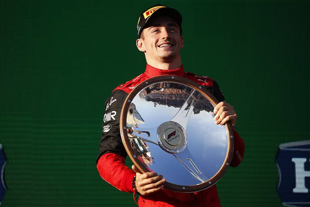 Charles Leclerc, Ferrari, 1e positie, met zijn trofee