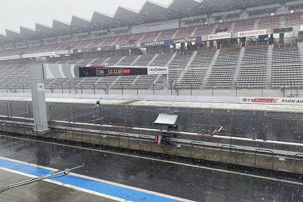 雪が降りしきる富士スピードウェイ