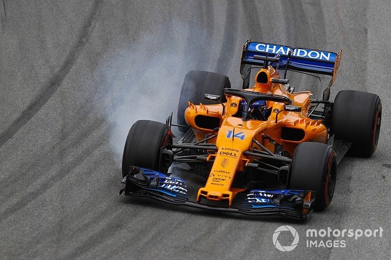 Fernando Alonso, McLaren MCL33, bloquea una rueda delantera.