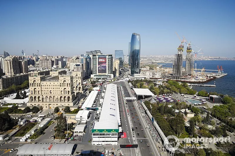 Valtteri Bottas, Mercedes AMG W10 m&egrave;ne le peloton au d&eacute;part