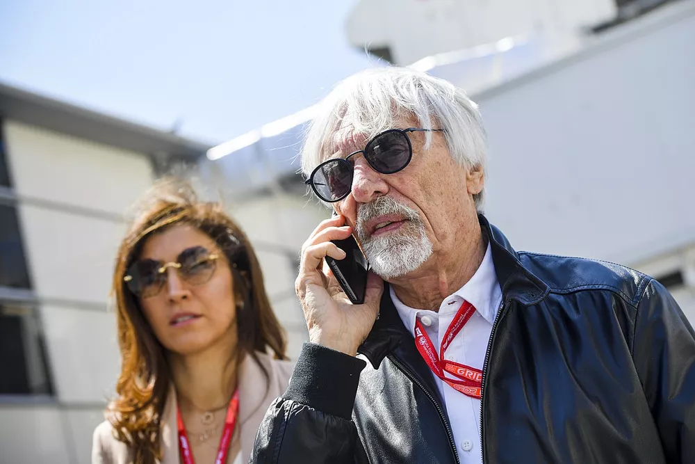Bernie Ecclestone, presidente em&eacute;rito de la F&oacute;rmula 1 y su esposa Fabiana