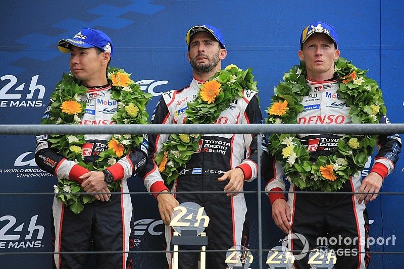 Segundos: #7 Toyota Gazoo Racing Toyota TS050: Mike Conway, Kamui Kobayashi, Jose Maria Lopez
