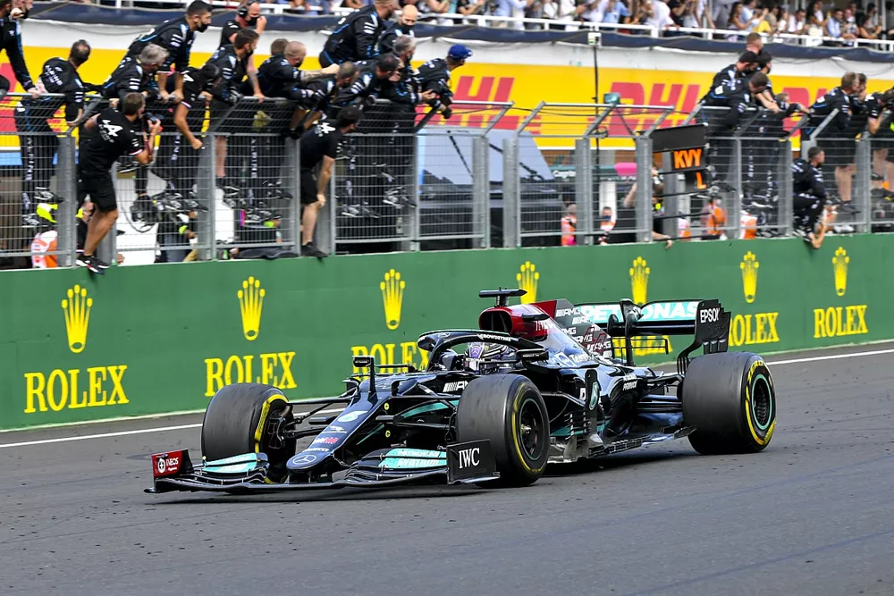Le troisi&egrave;me Lewis Hamilton, Mercedes W12, franchit la ligne d'arriv&eacute;e