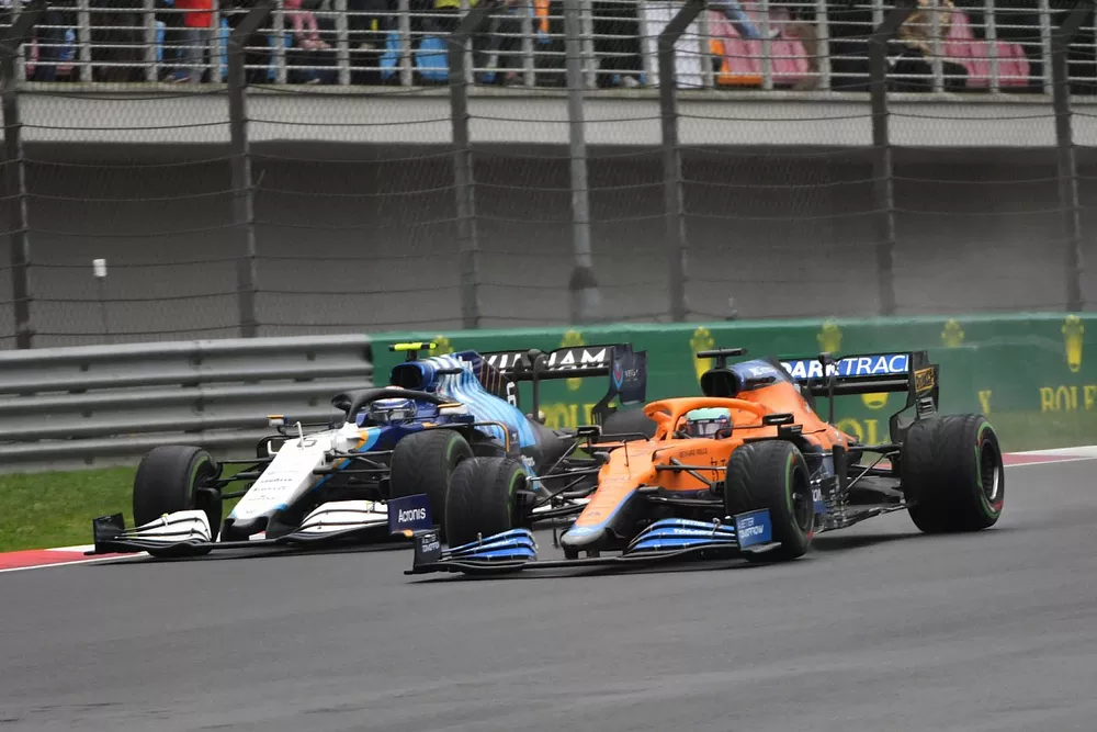 Daniel Ricciardo, McLaren MCL35M, Nicholas Latifi, Williams FW43B