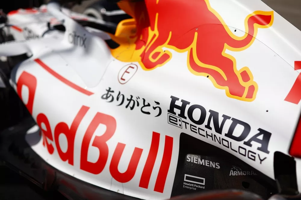 Red Bull Racing RB16B met witte kleurstelling