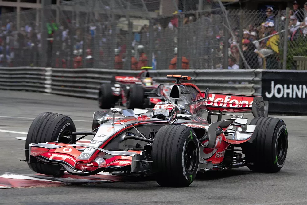 Fernando Alonso, McLaren MP4-22 Mercedes aventaja a Lewis Hamilton, McLaren MP4-22 Mercedes.