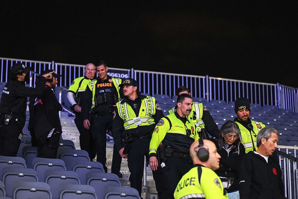 La polic&iacute;a desaloja a los fans de una grada