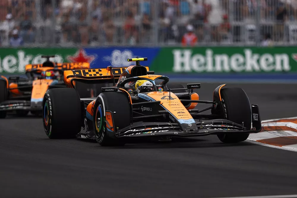 Lando Norris, McLaren MCL60, Oscar Piastri, McLaren MCL60