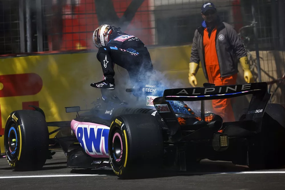 Pierre Gasly, Alpine A523, parkeert en klimt uit zijn auto vanwege een brand aan boord