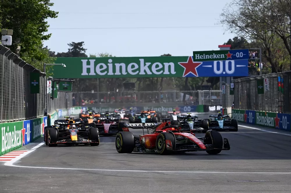 Charles Leclerc, Ferrari SF-23, Max Verstappen, Red Bull Racing RB19, Sergio Perez, Red Bull Racing RB19, Carlos Sainz, Ferrari SF-23, the rest of the field on the opening lap