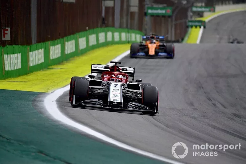 Kimi Raikkonen, Alfa Romeo Racing C38, voor Carlos Sainz Jr., McLaren MCL34