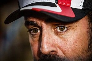 El lado más humano de Alonso en el Dakar