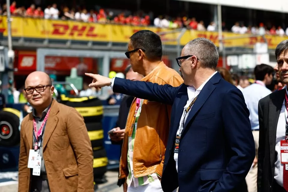 Stefano Domenicali, PDG, Formula One Group, avec des invités dont le Premier ministre de Thaïlande Srettha Thavisin