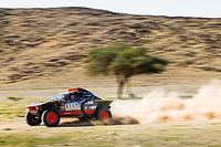 Sainz cede terreno con el líder del Dakar 2024 y Loeb gana