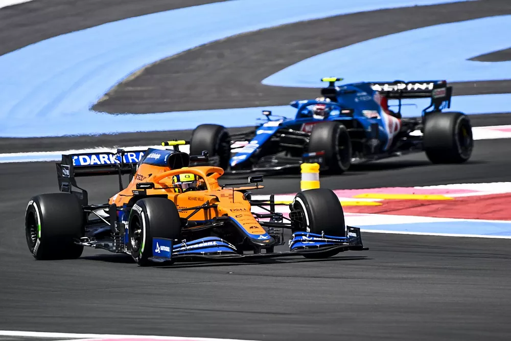 Lando Norris, McLaren MCL35M, Esteban Ocon, Alpine A521
