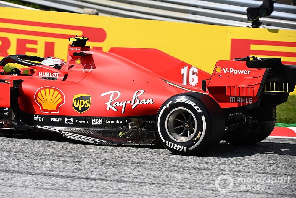 Charles Leclerc, Ferrari SF1000, con da&ntilde;os despu&eacute;s de chocar con Sebastian Vettel