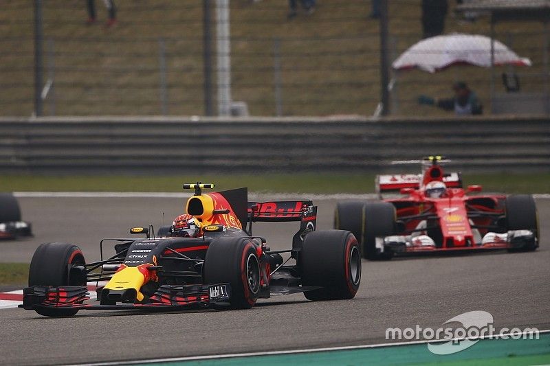 Max Verstappen, Red Bull Racing RB13, devant Kimi Raikkonen, Ferrari SF70H et Sebastian Vettel, Ferrari SF70H