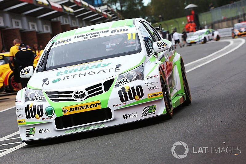 https://cdn-2.motorsport.com/images/amp/YW9xXbK0/s6/btcc-brands-hatch-gp-2017-rob-austin-handy-motorsport-toyota-avensis-5748180.jpg