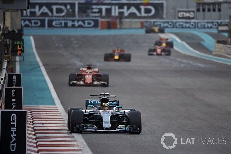 Lewis Hamilton, Mercedes AMG F1 W08, Sebastian Vettel, Ferrari SF70H