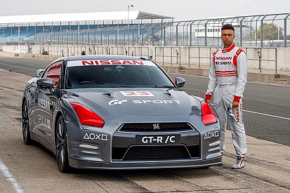 Video: Op afstand bestuurbare Nissan GT-R/C rijdt 211 km/uur