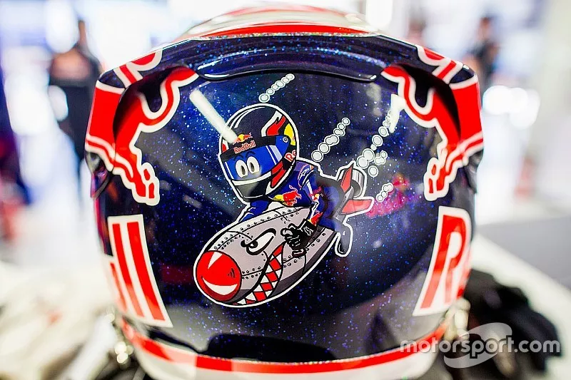Daniil Kvyat, Toro Rosso helmet detail