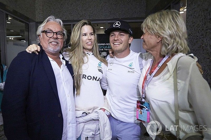 Nico Rosberg, Mercedes AMG F1 celebra su campeonato del mundo con su mujer Vivian Rosberg, su madre, Sina Rosberg y su padre, Keke Rosberg