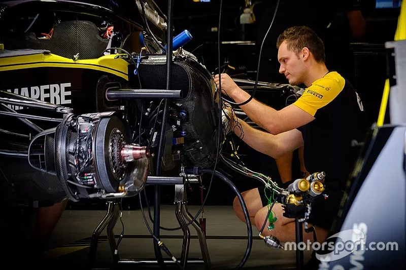 Un m&eacute;canicien Renault F1 Team au travail