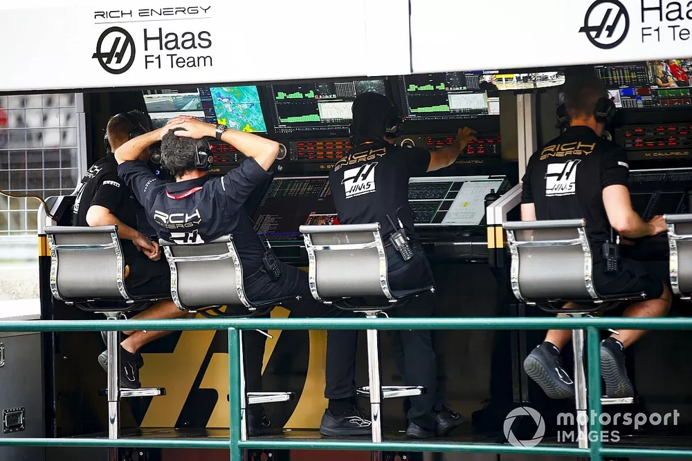 Guenther Steiner, Director, Haas F1 Team, y el equipo