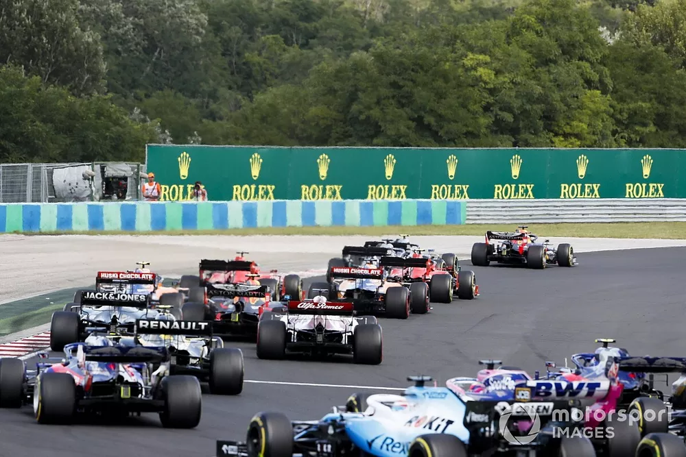 Max Verstappen, Red Bull Racing RB15, lidera a Valtteri Bottas, Mercedes AMG W10, Lewis Hamilton, Mercedes AMG F1 W10, Sebastian Vettel, Ferrari SF90, Charles Leclerc, Ferrari SF90, y el resto en la salida